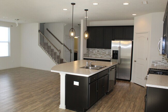 Foto del edificio - Beautiful 4 BR home in Avon Schools!