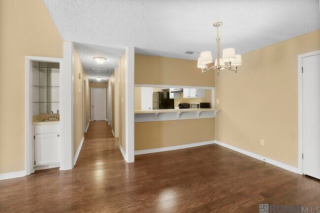 Foto del edificio - 8500 Bluebonnet Blvd