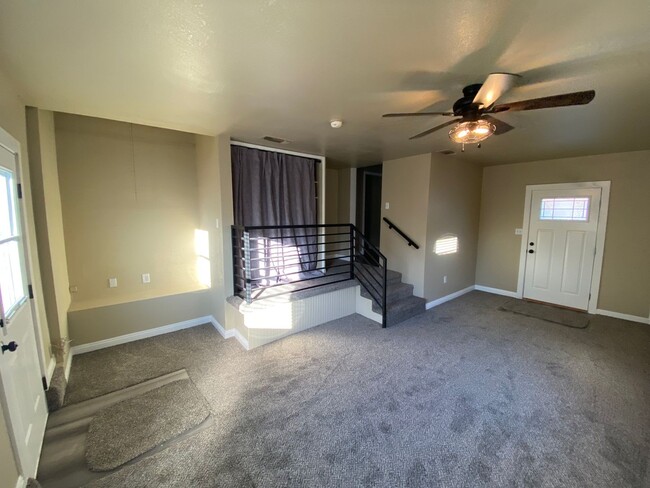 Building Photo - Updated 2 Bedroom Roseville Unit!