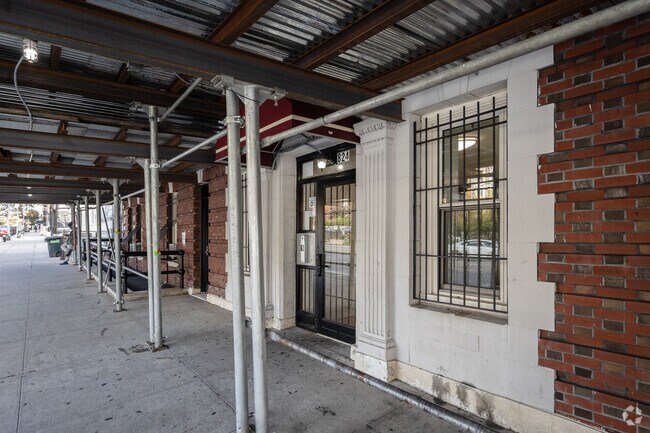 Entrance - 824 St Nicholas Pl