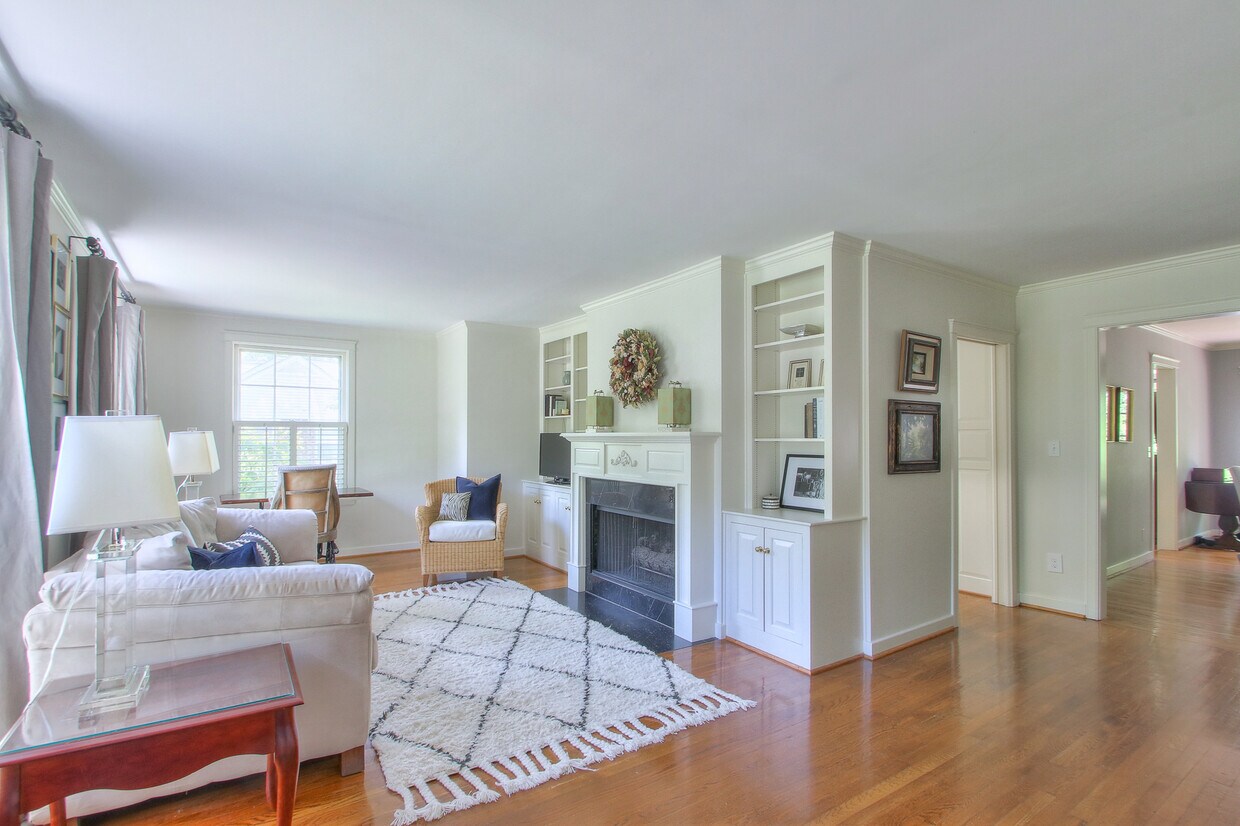 Primary Photo - 1102 Brookmeade Dr