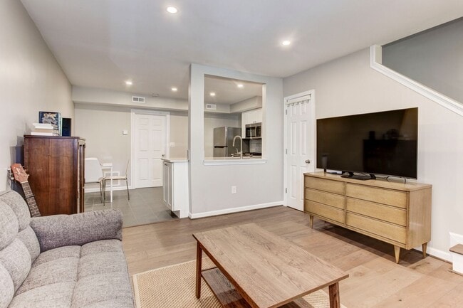 Trinidad Rowhome | 2 Bed | 1 Bath | 800 Sf | Large Fenced-In Front Porch & Fenced-in Backyard | 2... - Trinidad Rowhome | 2 Bed | 1 Bath | 800 Sf | Large Fenced-In Front Porch & Fenced-in Backyard | 2...