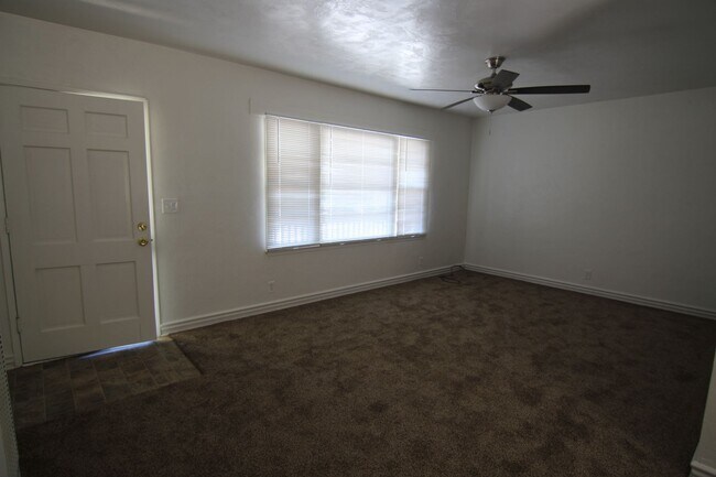 Building Photo - 2 Bedroom, 1 Bath Home