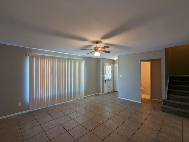 Foto del edificio - LARGE 4 BEDROOM TOWNHOME