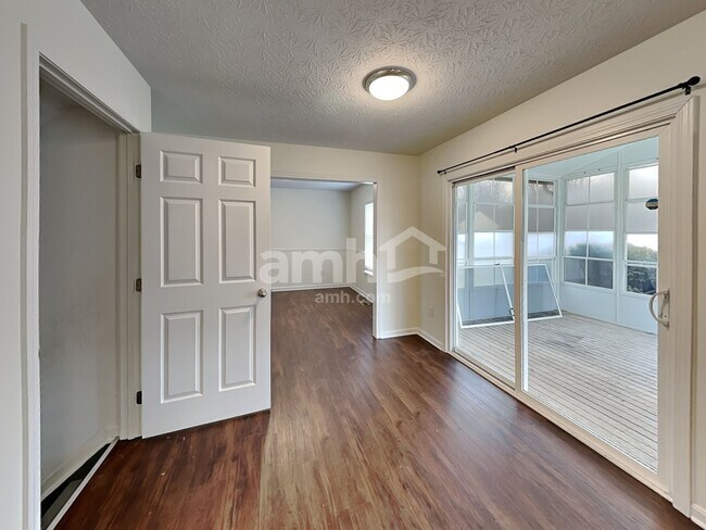 Foto del edificio - 2055 Whispering Wind Ln