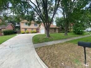 Building Photo - 2110 Hilton Head Dr
