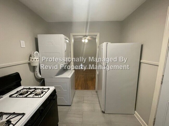 Building Photo - Large 2 Bedroom 1 Bath!