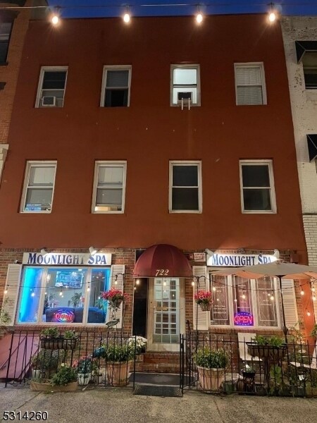 Primary Photo - 722 Washington St