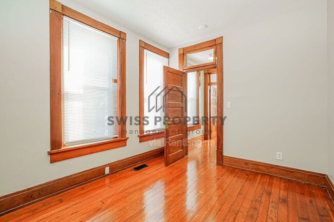 Foto del edificio - 804 E Main St