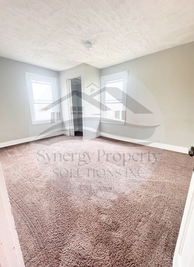 Building Photo - Crestline Home Available Now