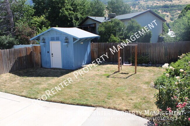 Building Photo - 4 Bed, 2 Bath Farmington Twin Home