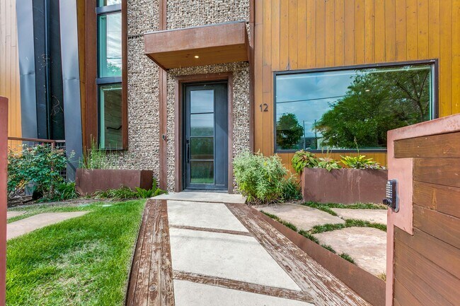 Building Photo - LUXURY TOWNHOME IN LONE STAR DISTRICT