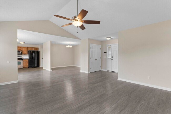 Foto del edificio - House with Fenced Back Yard Available!