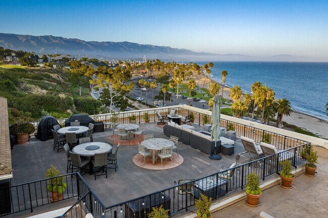 Terraza en la azotea durante el día - Seacliff Apartments