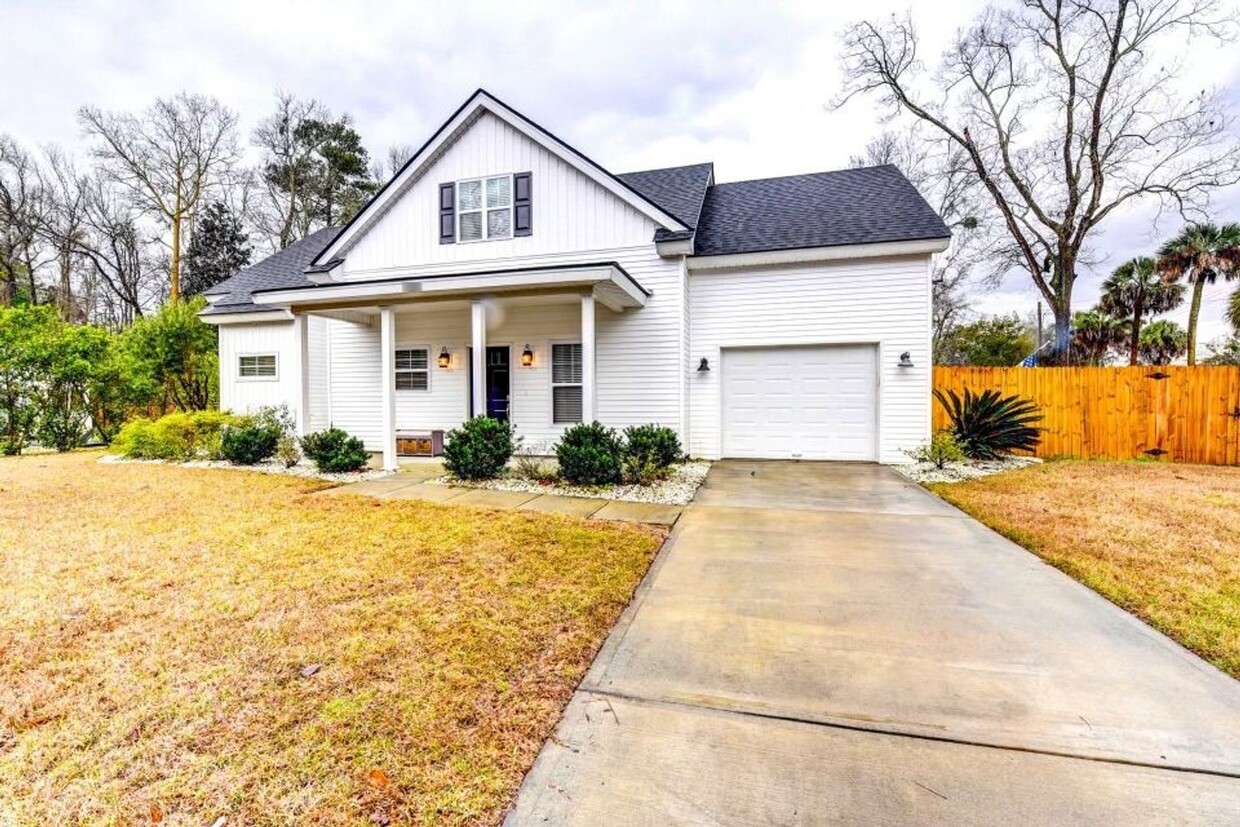 Foto principal - 3 bed, 2.5 bath located in Isle of Hope ar...