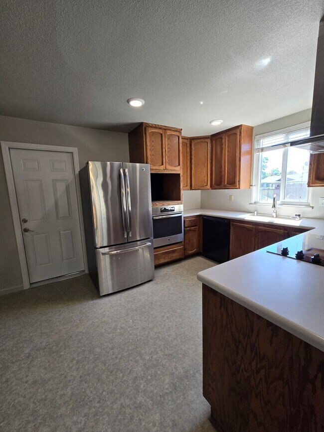 Building Photo - Spacious 4-Bedroom Corner Lot Home $2450.00 per month | Prime Rancho Cordova Location | Available...