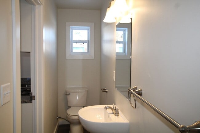 Foto del edificio - Beautifully remodeled and completed efficiency studio. FREE MONTH OF RENT!*