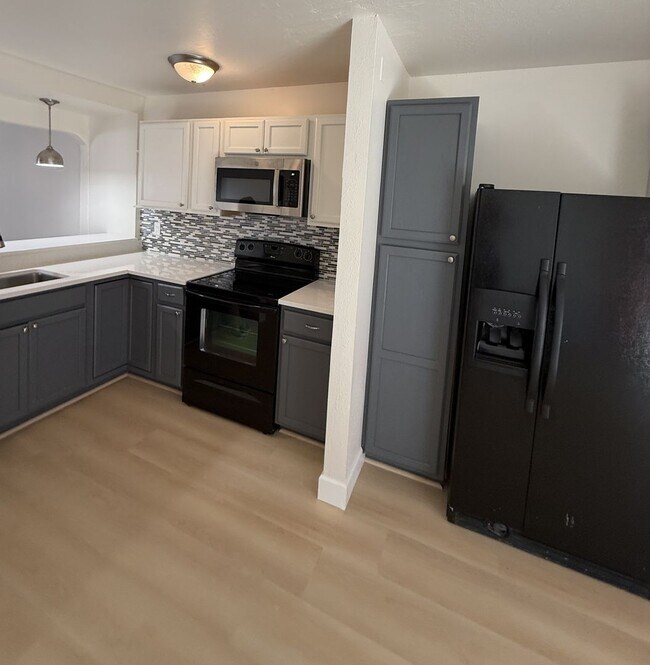 Foto del edificio - 490 Edgewood Dr