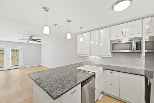 Building Photo - 424 15th St