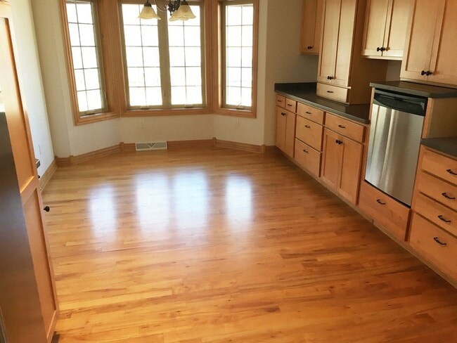Building Photo - Executive 3-Bedroom (plus bonus room) 3 1/...