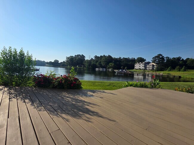 Foto del edificio - 120 Lake Ridge Dr