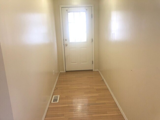 Foto del edificio - Beautiful 3BR, 2.5 bath townhouse in north Normal. Over 2300 square feet. Large finished basement...