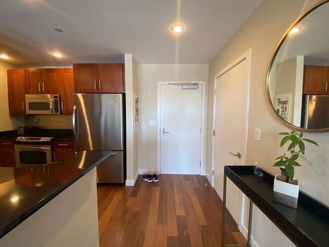 Building Photo - Spacious 2 bed 2 bath!