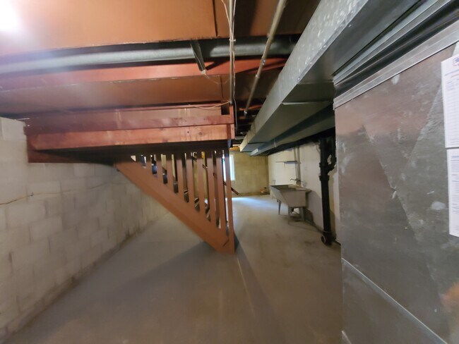 Sótano muy grande. La escalera está ubicada en el centro del sótano. - 1182 Lane Pl