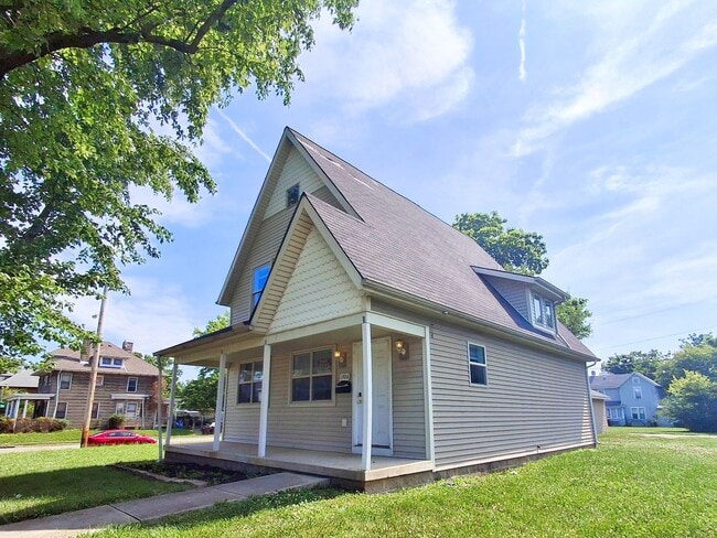 Foto del edificio - 4 Bed / 2 Full Bath House with Attached Garage — Brand-New Appliances - Built 2006