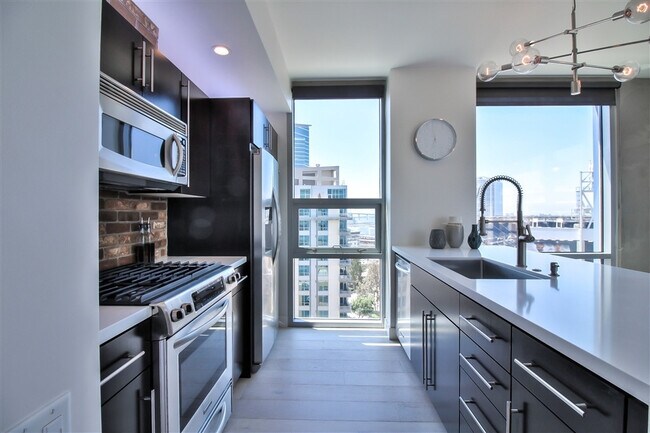Foto del edificio - East Village 13th floor condo with panoramic views