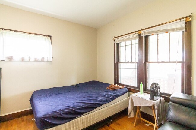 Building Photo - Close to Campus