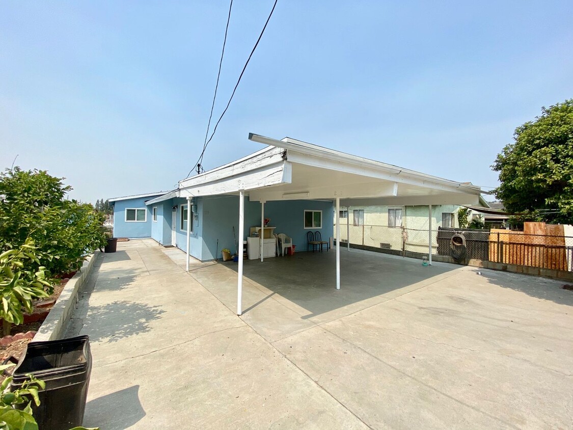 Foto principal - **Large 4 Bedroom, 2 Bathroom in East LA**