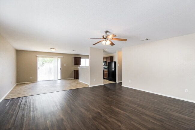 Foto del edificio - 348 Dakota Ridge Dr