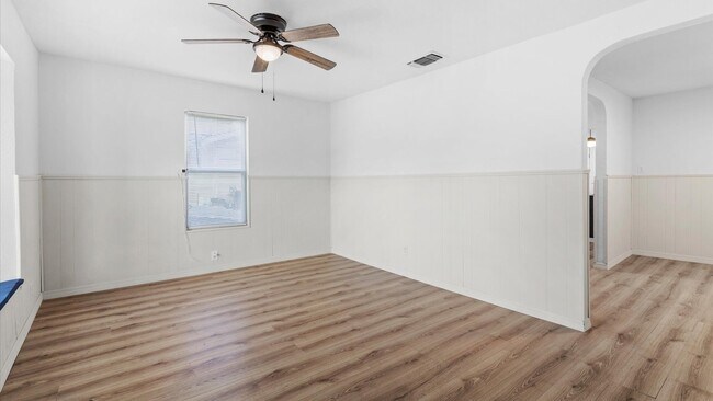 Foto del edificio - Charming 3-Bedroom Home with Spacious Backyard!