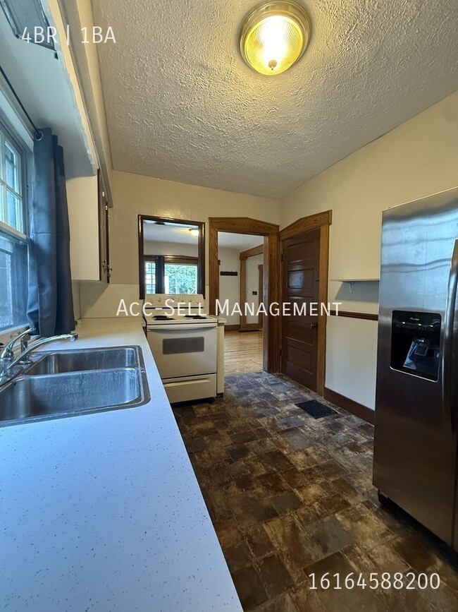 Building Photo - 14535 16th Ave