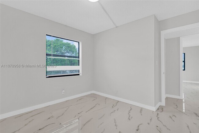 Foto del edificio - 9355 SW 8th St