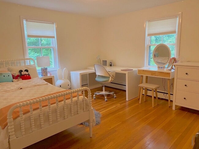 Building Photo - Charming 3 Bedroom, 2 Bathroom Single Fami...