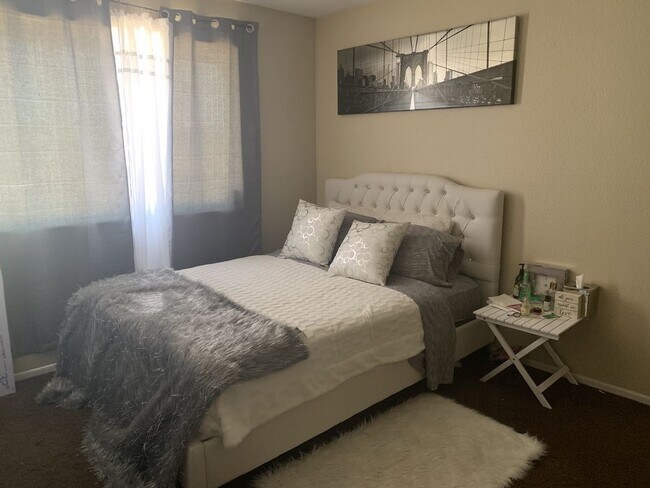 Foto del edificio - 2543 E Huntington Dr