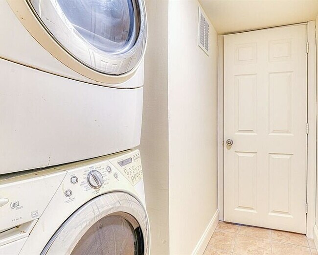 Foto del edificio - 3-Bed, 3-Bath in New Brunswick – Your Perfect Retreat!"