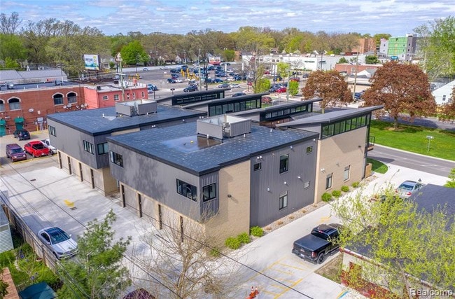 Building Photo - 1711 Livernois St
