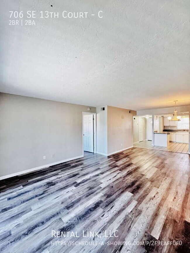 Building Photo - 706 SE 13th Ct