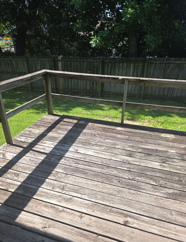 Foto del edificio - Great 3 Bed 2 Bath Duplex w/ attached 2 car garage!