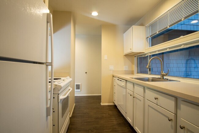 Foto del edificio - Gorgeous & Bright 1-Bed w/ Wood-Burning Fireplace, W/D, & Private Patio!