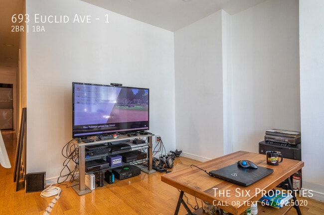 Building Photo - Two Bedroom Main Floor Apartment Near Bloor St W