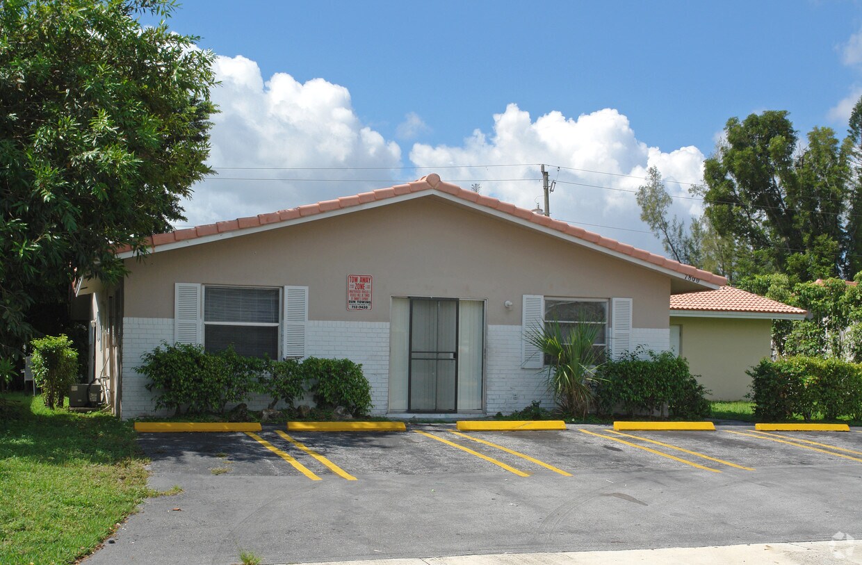 Building Photo - 7800 NW 44th Ct