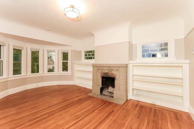 Building Photo - 1920 North Berkeley 2 Bedroom Bungalow Available!