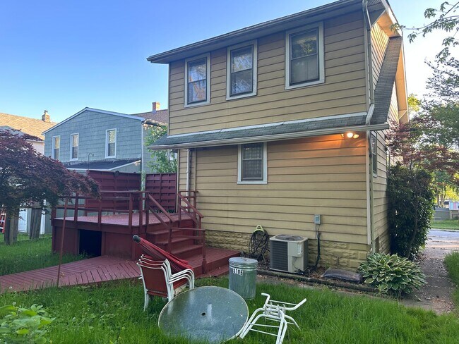 Building Photo - Charming 3 Bedroom/1.5 Bathroom Home in Ha...