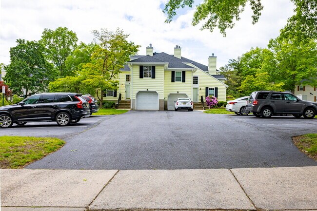 Foto del edificio - Spacious & Stylish 3-Bedroom Townhome in S...