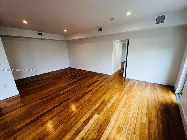 Foto del edificio - 960 Bay Dr