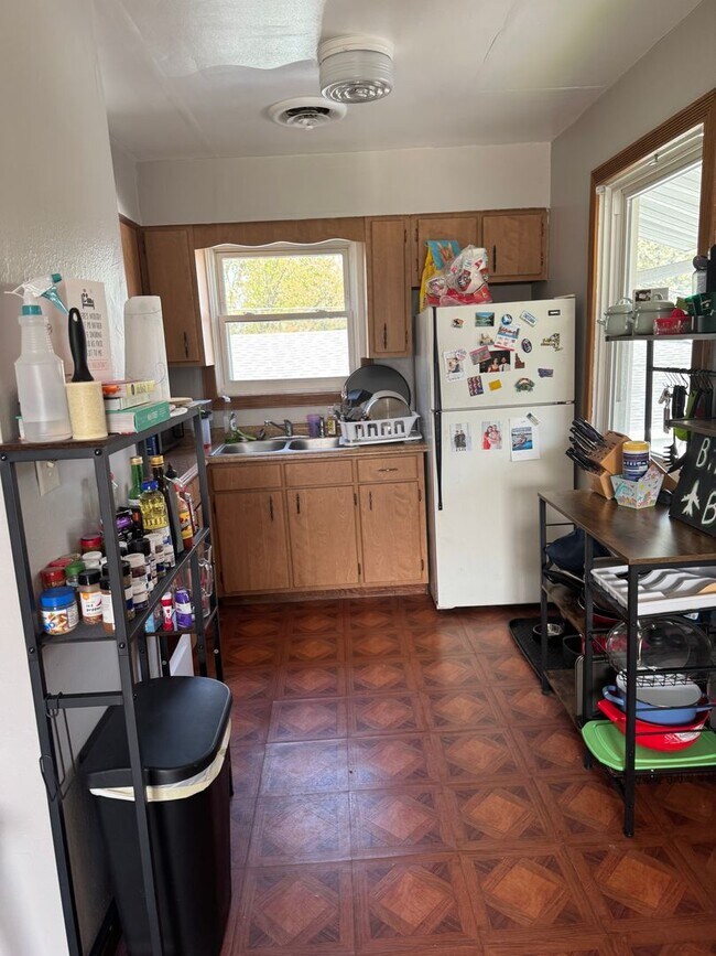 Building Photo - Two Bedroom One Bath Upper Unit in Duplex